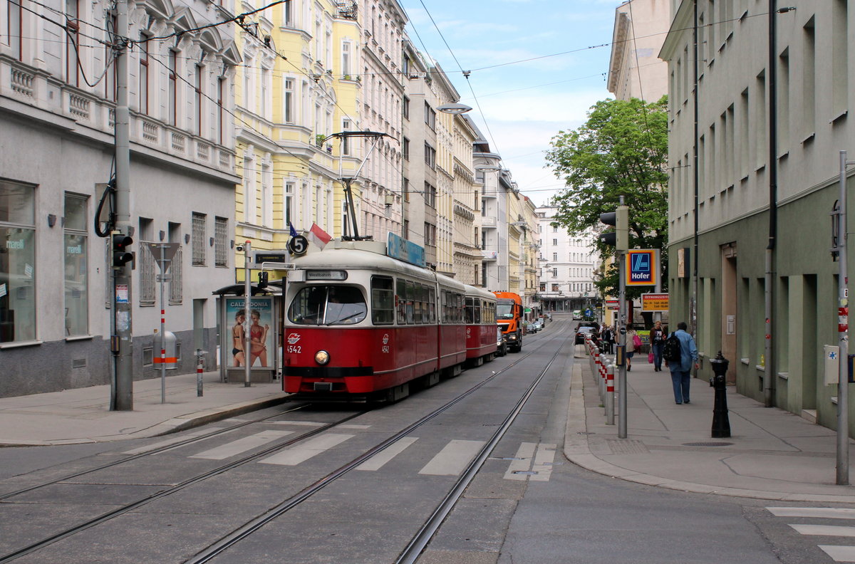 Wien Wiener Linien SL 5 (E1 4542 + c4 1364) VII, Neubau, Kaiserstraße / Neustiftgasse (Hst. Neustiftgasse) am 12. Mai 2017.