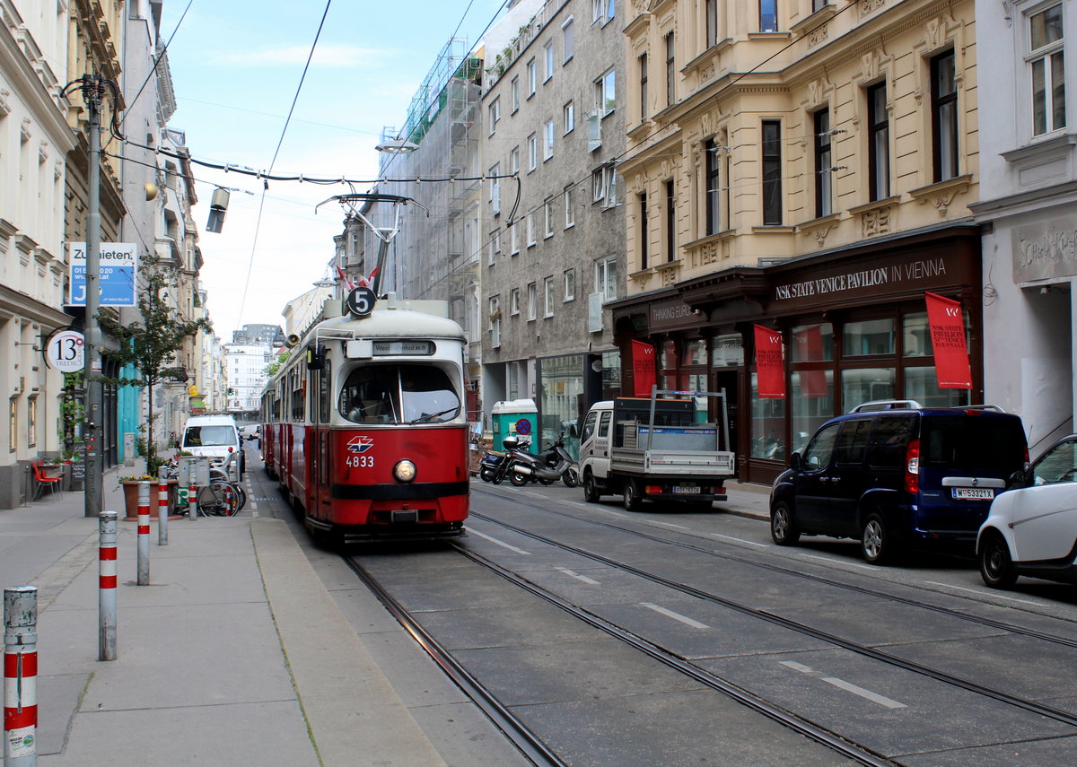 Wien Wiener Linien SL 5 (E1 4833 + c4 13xx) VII, Neubau, Kaiserstraße, Burggasse am 12. Mai 2017.