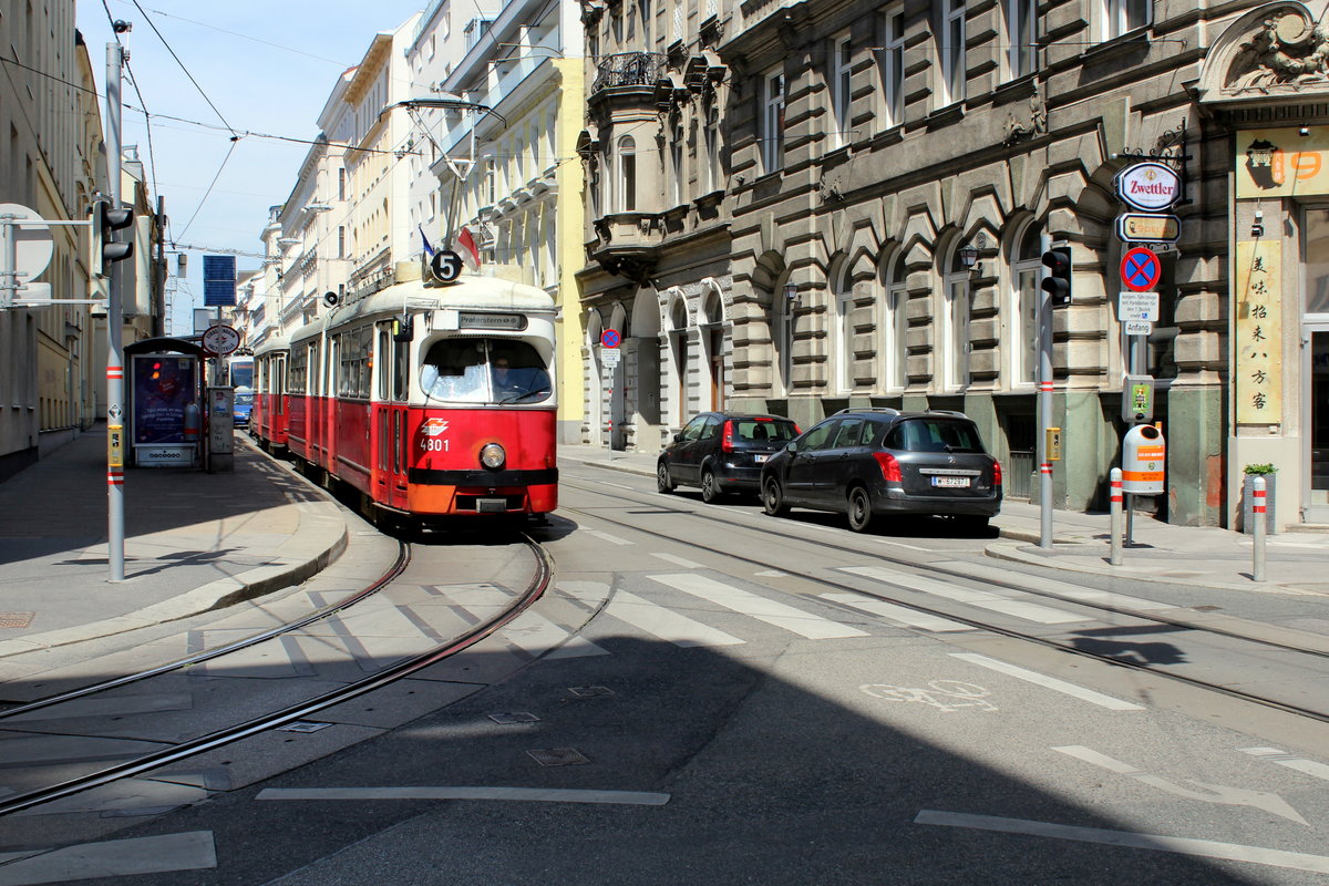 Wien Wiener Linien SL 5 (E1 4801 + c4 1321) VII, Neubau, Kaiserstraße / Stollgasse (Hst. Stollgasse) am 11. Mai 2017.