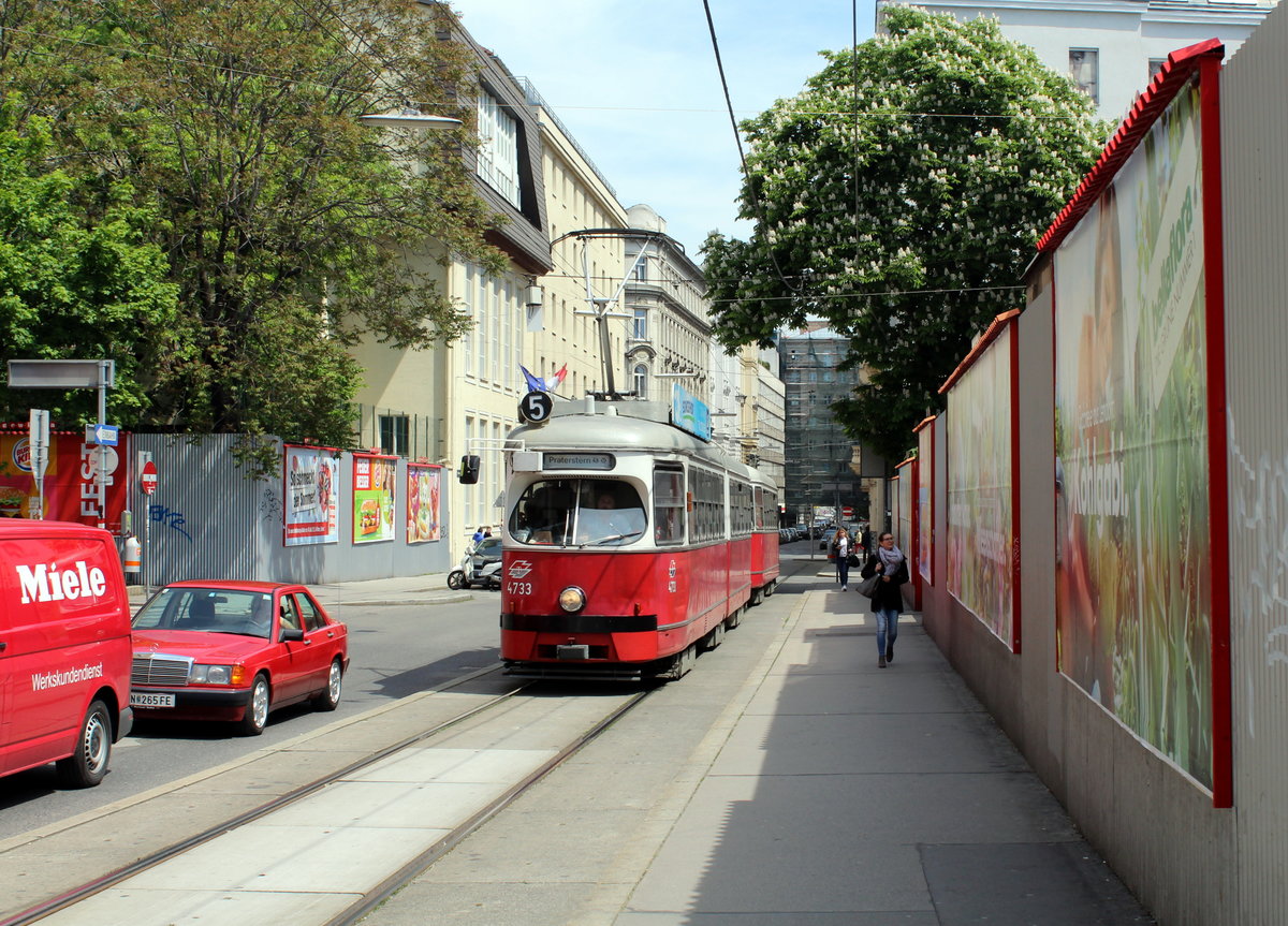 Wien Wiener Linien SL 5 (E1 4733 + c4 13xx) VII, Neubau, Stollgasse am 11. Mai 2017.