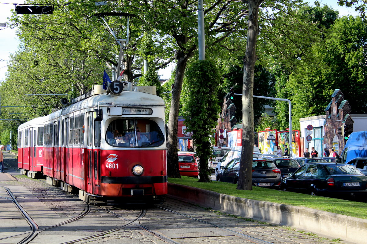 Wien Wiener Linien SL 5 (E1 4801 + c4 1321) VII, Neubau, Neubaugürtel am 11. Mai 2017. 