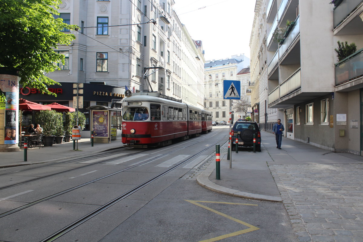 Wien Wiener Linien SL 5 (E1 4784 + c4 1306) VIII, Josefstadt, Florianigasse am 11. Mai 2017.