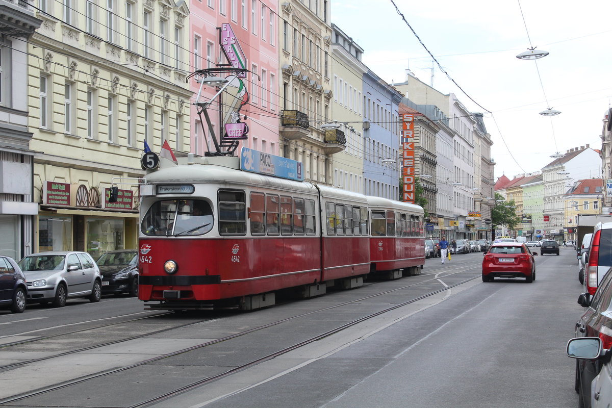 Wien Wiener Linien SL 5 (E1 4542 + c4 1364) XX, Brigittenau, Wallensteinstraße am 12. Mai 2017.
