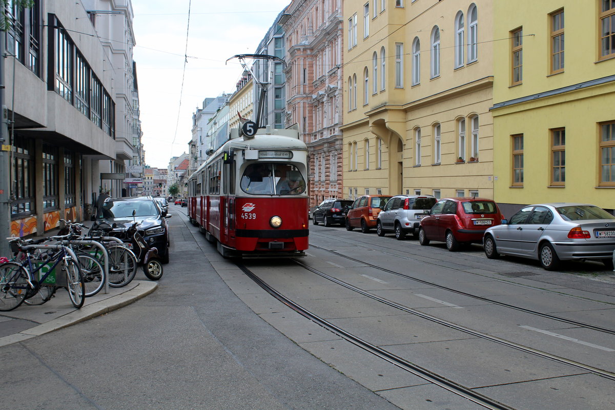 Wien Wiener Linien SL 5 (E1 4539 + c4 1360) VIII, Josefstadt, Laudongasse / Skodagasse am 28. Juni 2017.