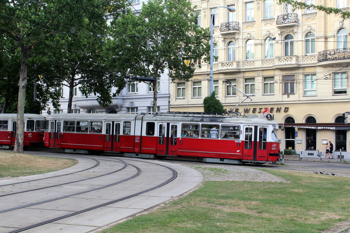 Wien Wiener Linien SL 5 (E1 4844 + c4 1319) Neubaugürtel / Mariahilfer Straße am 28. Juni 2017.