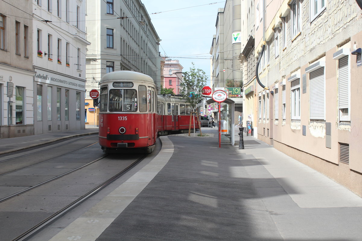 Wien Wiener Linien SL 5 (c4 1335 + E1) VIII, Josefstadt, Blindengasse / Josefstädter Straße am 27. Juni 2017.