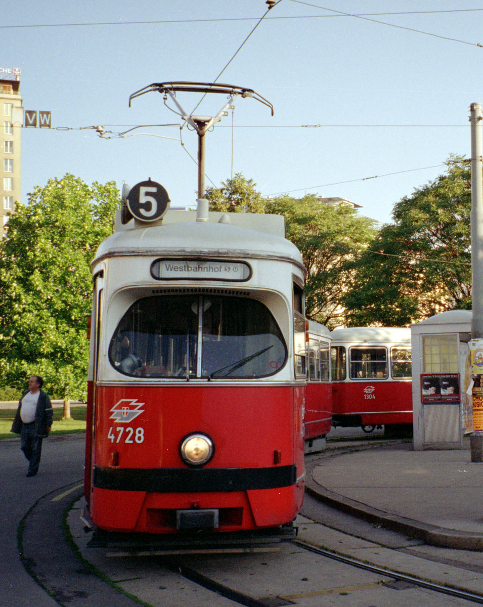 Wien Wiener Linien SL 5 (E1 4728 + c4 1304) II, Leopoldstadt, Praterstern am 25. Juli 2007. - Scan von einem Farbnegativ. Film: Agfa Vista 200. Kamera: Leica C2.