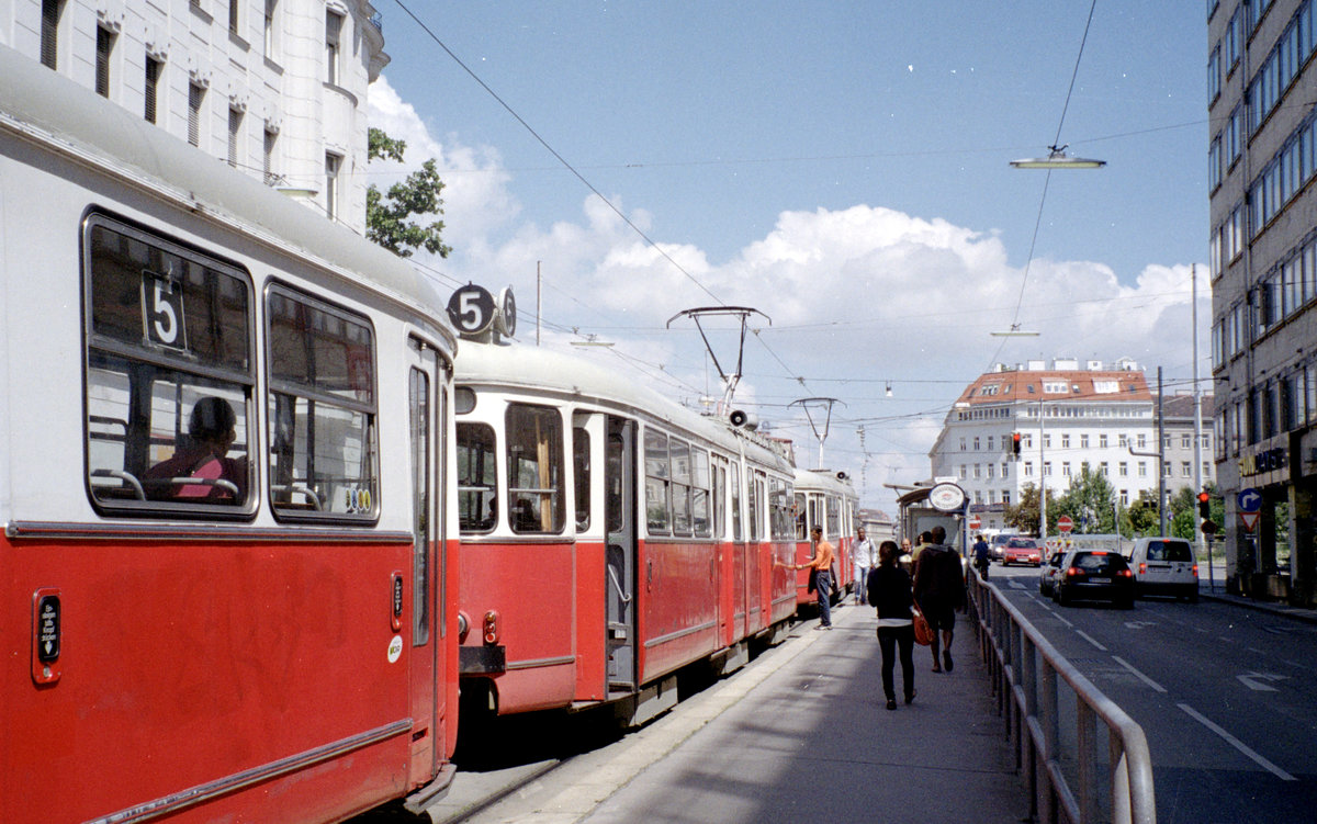 Wien Wiener Linien SL 5 (E1 4799 + c4 13xx) IX, Alsergrund, Alserbachstraße / Roßauer Lände / Friedensbrücke am 4. August 2010. - Der Zug hält an der Haltestelle Friedensbrücke in Richtung Praterstern. - Scan von einem Farbnegativ. Film: Kodak FB 200-7. Kamera: Leica C2.