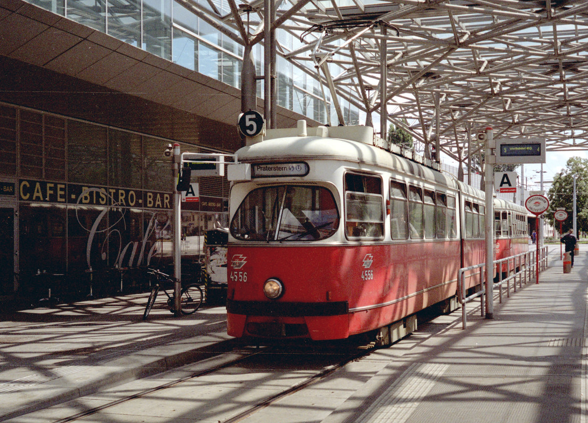 Wien Wiener Linien SL 5 (E1 4556 + c3 1207) II, Leopoldstadt, Praterstern am 4. August 2010. - Scan von einem Farbnegativ. Film: Fuji S-200. Kamera: Leica CL.