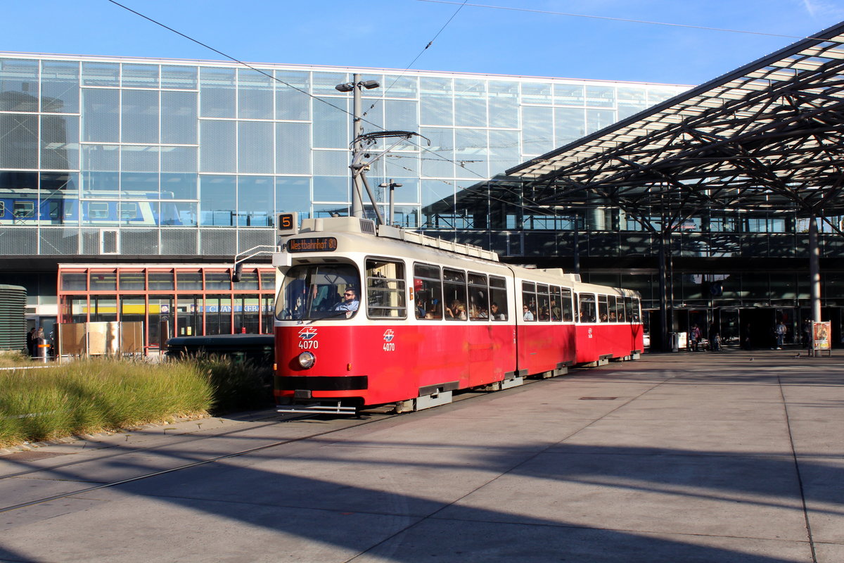 Wien Wiener Linien SL 5 (E2 4070 + c5 1470) II, Leopoldstadt, Praterstern am 14. Oktober 2017.