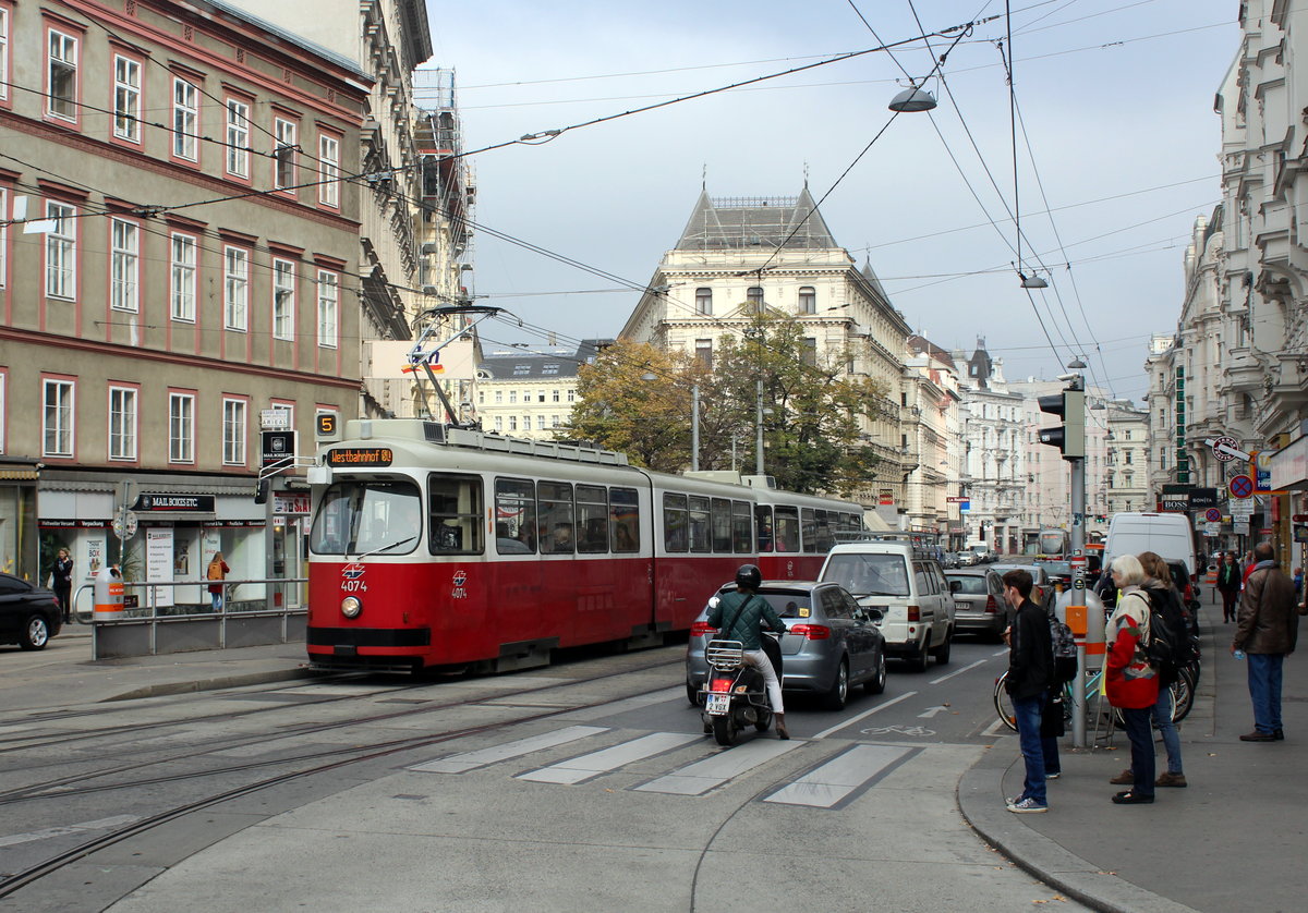 Wien Wiener Linien SL 5 (E2 4074 + c5 1474) IX, Alsergrund, Nußdorfer Straße / Währinger Straße (Hst. Spitalgasse) am 19. Oktober 2017.