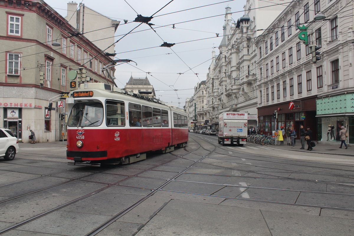 Wien Wiener Linien SL 5 (E2 4058) IX, Alsergrund, Nußdorfer Straße / Währinger Straße / Spitalgasse am 19. Oktober 2017.
