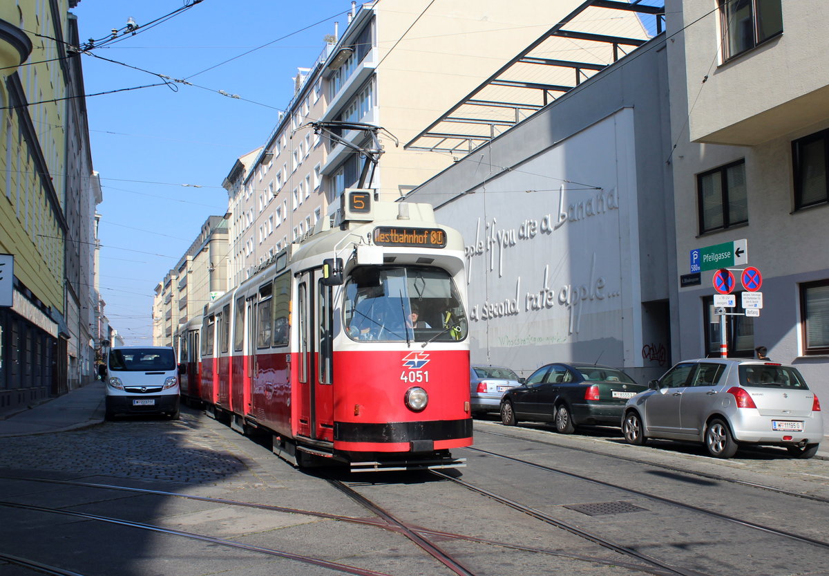 Wien Wiener Linien SL 5 (E2 4051) VIII, Josefstadt, Blindengasse / Sanettystraße am 17. Oktober 2017.
