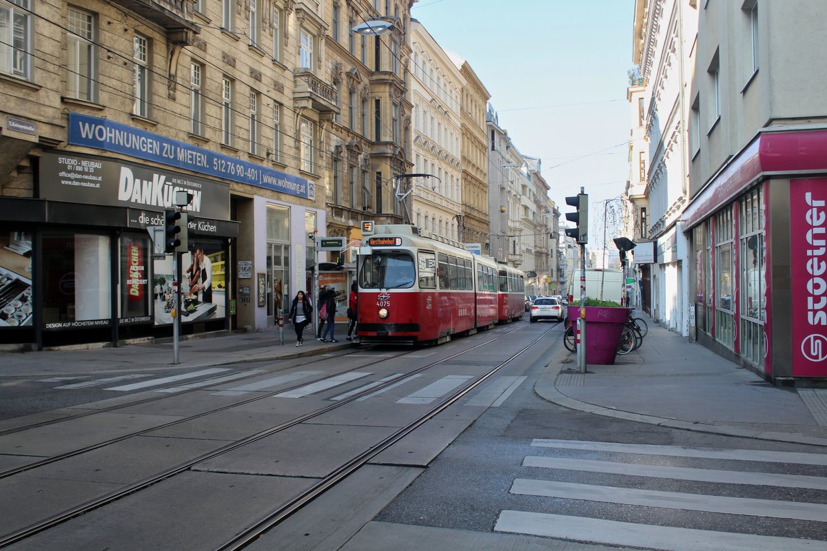 Wien Wiener Linien SL 5 (E2 4075 + c5 1475) VII, Neubau, Kaiserstraße / Burggasse am 17. Oktober 2017.