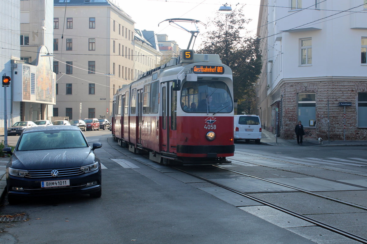 Wien Wiener Linien SL 5 (E2 4058) II, Leopoldstadt, Am Tabor / Pazmanitengasse am 17. Oktober 2017.