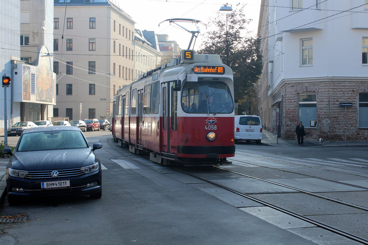 Wien Wiener Linien SL 5 (E2 4058) II, Leopoldstadt, Am Tabor / Pazmanitengasse am 17. Oktober 2017.