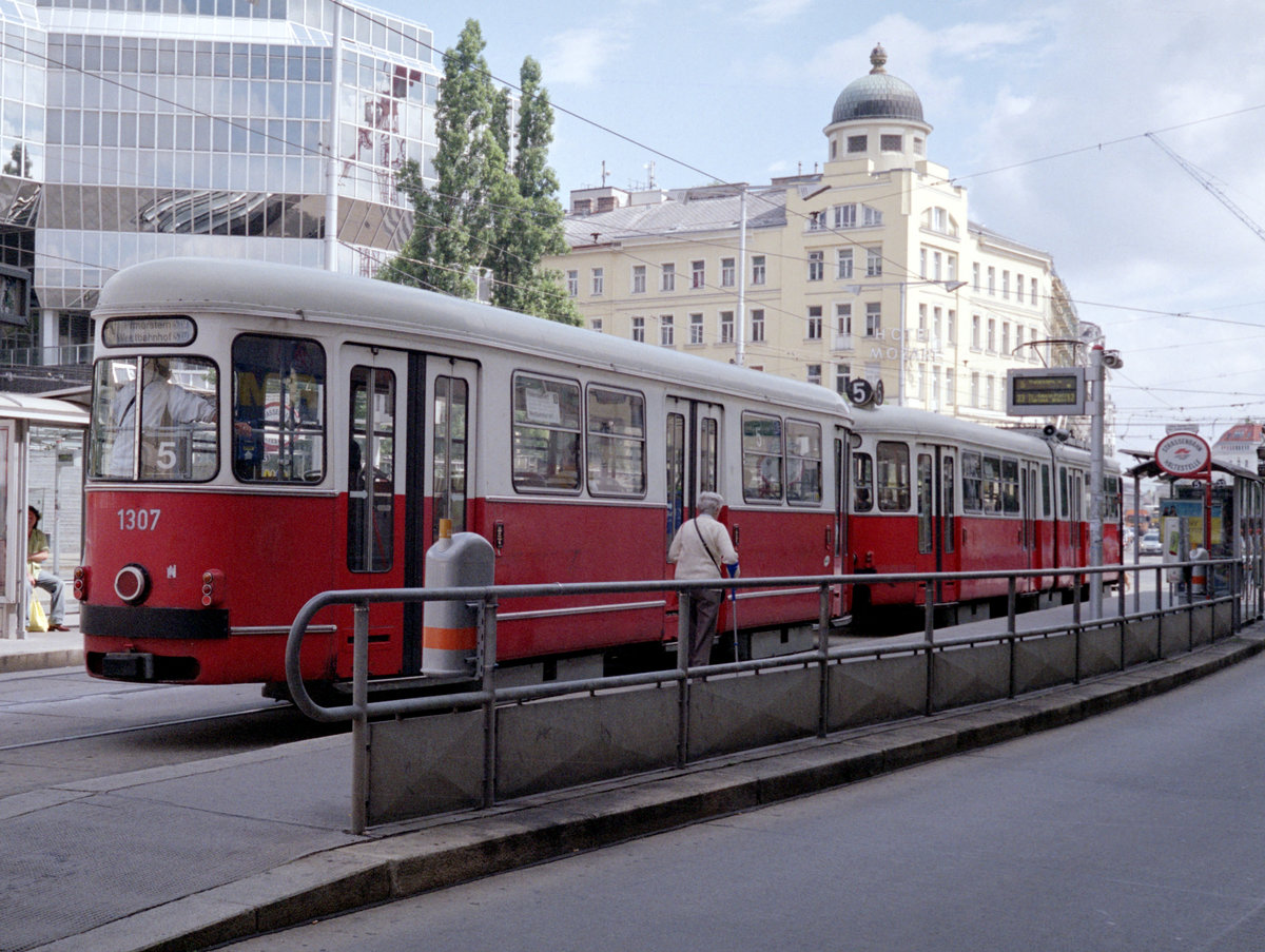 Wien Wiener Linien SL 5 (c4 1307 + E1) IX, Alsergrund, Alserbachstraße / Julius-Tandler-Platz (Hst. Franz-Josefs-Bahnhof) am 4. August 2010. - Scan eines Farbnegativs. Film: Fuji S-200. Kamera: Leica CL.