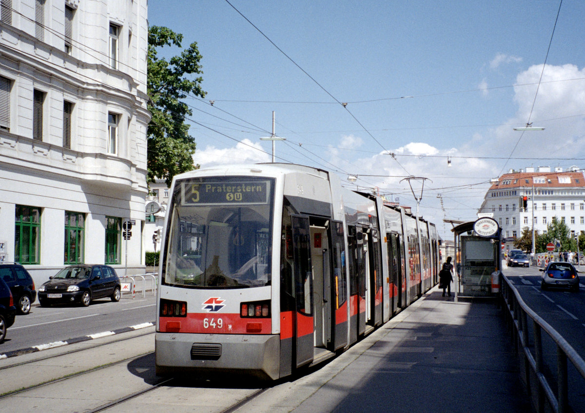 Wien Wiener Linien SL 5 (B 649) IX, Alsergrund, Alserbachstraße (Hst. Friedensbrücke) am 4. August 2010. - Scan eines Farbnegativs. Film: Kodak FB 200-7. Kamera: Leica C2.