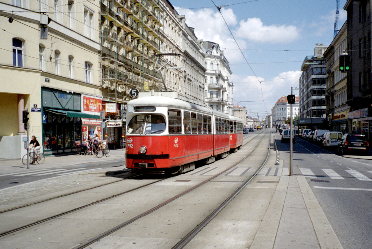 Wien Wiener Linien SL 5 (E1 4792 + c4 13xx) IX, Alsergrund, Alserbachstraße / Rotenlöwengasse am 4. August 2010. - Scan eines Farbnegativs. Film: Kodak FB 200-7. Kamera: Leica C2.