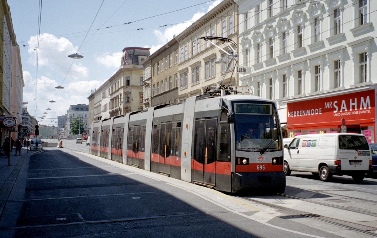 Wien Wiener Linien SL 5 (B 696) XX, Brigittenau, Wallensteinstraße / Klosterneuburger Straße am 4. August 2010. - Scan eines Farbnegativs. Film: Kodak FB 200-7. Kamera: Leica C2.
