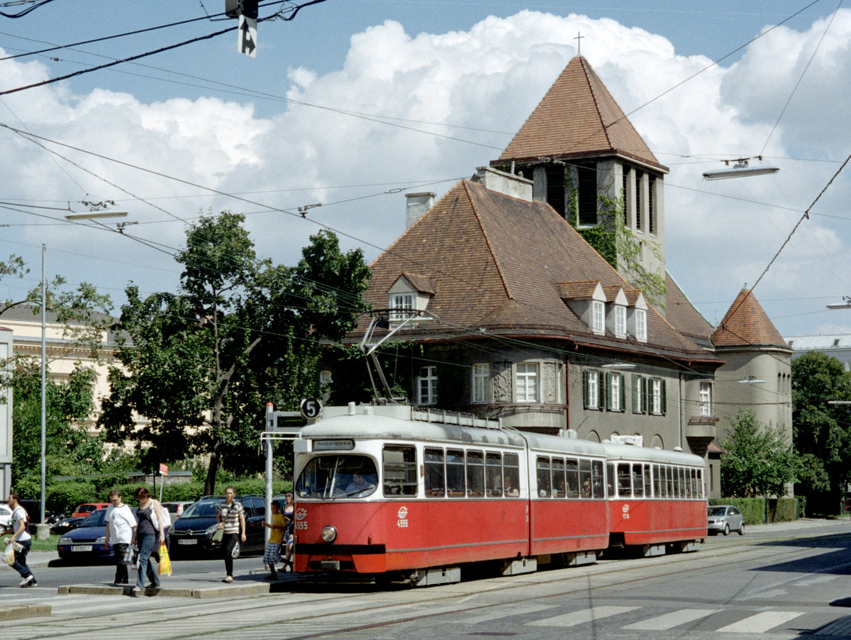 Wien Wiener Linien SL 5 (E1 4555 + c3 1216) II, Leopoldstadt, Am Tabor am 4. August 2010. - Scan eines Farbnegativs. Film: Kodak FB 200-7. Kamera: Leica C2.