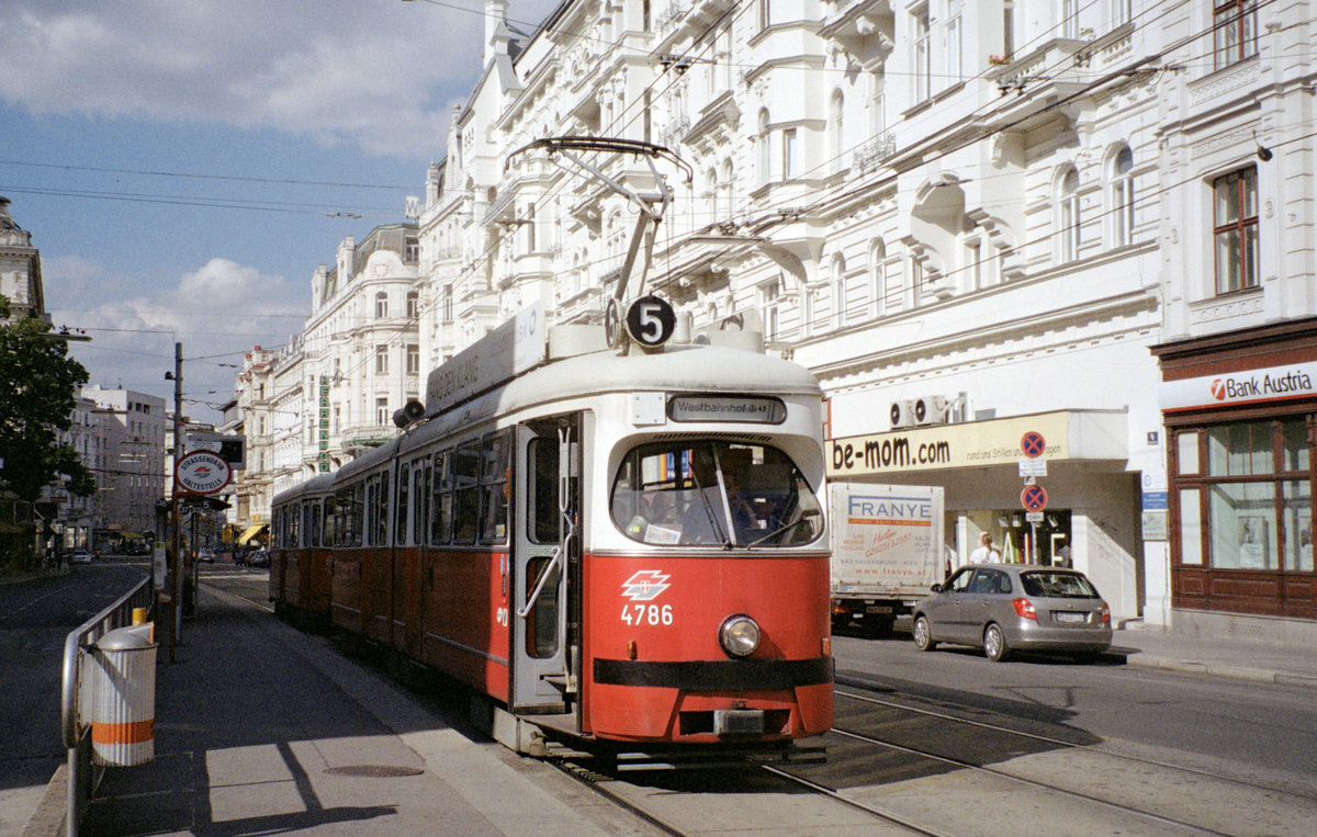 Wien Wiener Linien SL 5 (E1 4786 + c4 13xx) IX, Alsergrund, Nußdorfer Straße / Währinger Straße (Hst Spitalgasse / Währinger Straße) am 4. August 2010. - Scan eines Farbnegativs. Film: Kodak FB 200-7. Kamera: Leica C2.