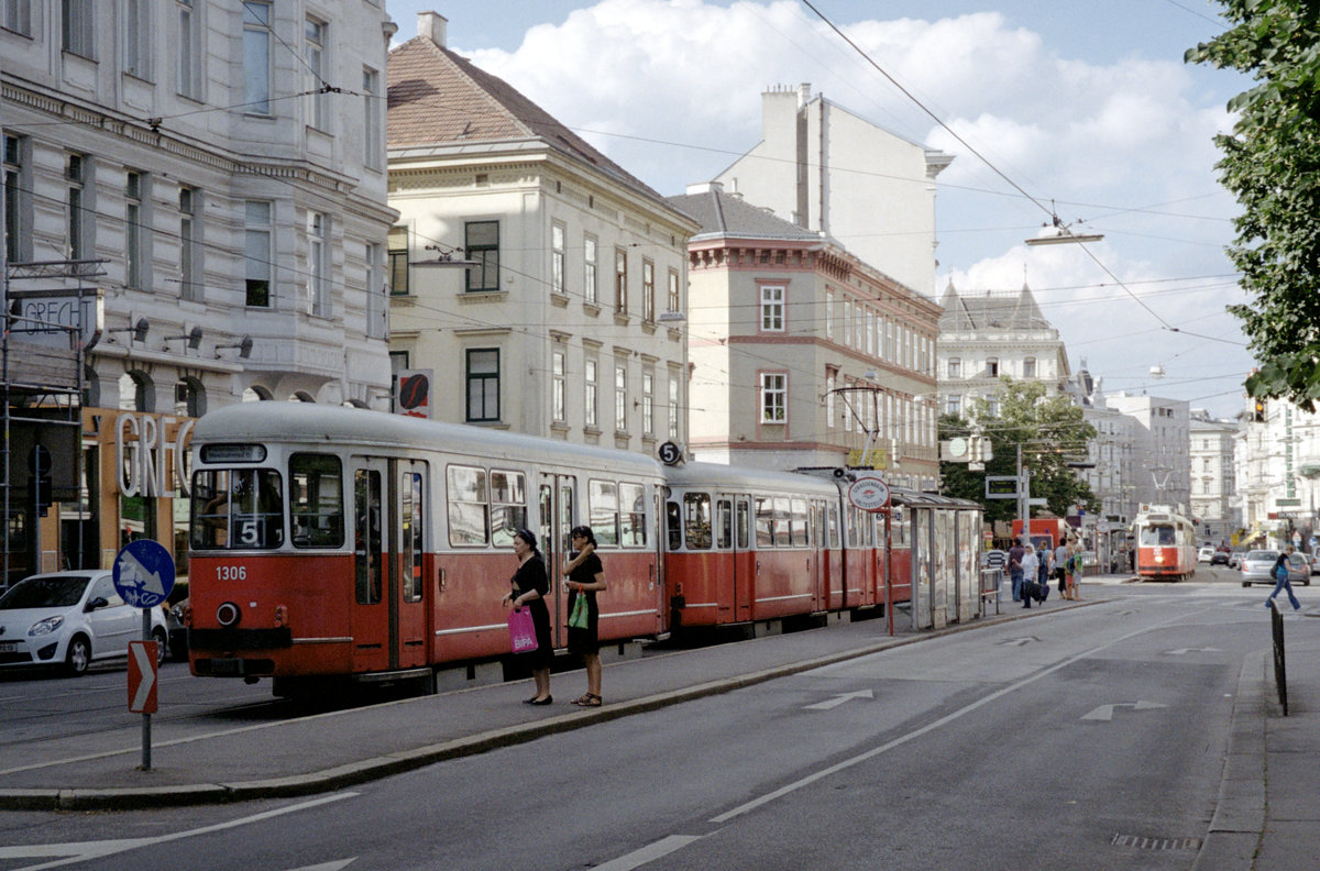 Wien Wiener Linien SL 5 (c6 1306 + E1 4792) IX, Alsergrund, Spitalgasse (Hst. Spitalgasse / Währinger Straße) am 4. August 2010. - Scan eines Farbnegativs. Film: Kodak FB 200-7. Kamera: Leica C2.