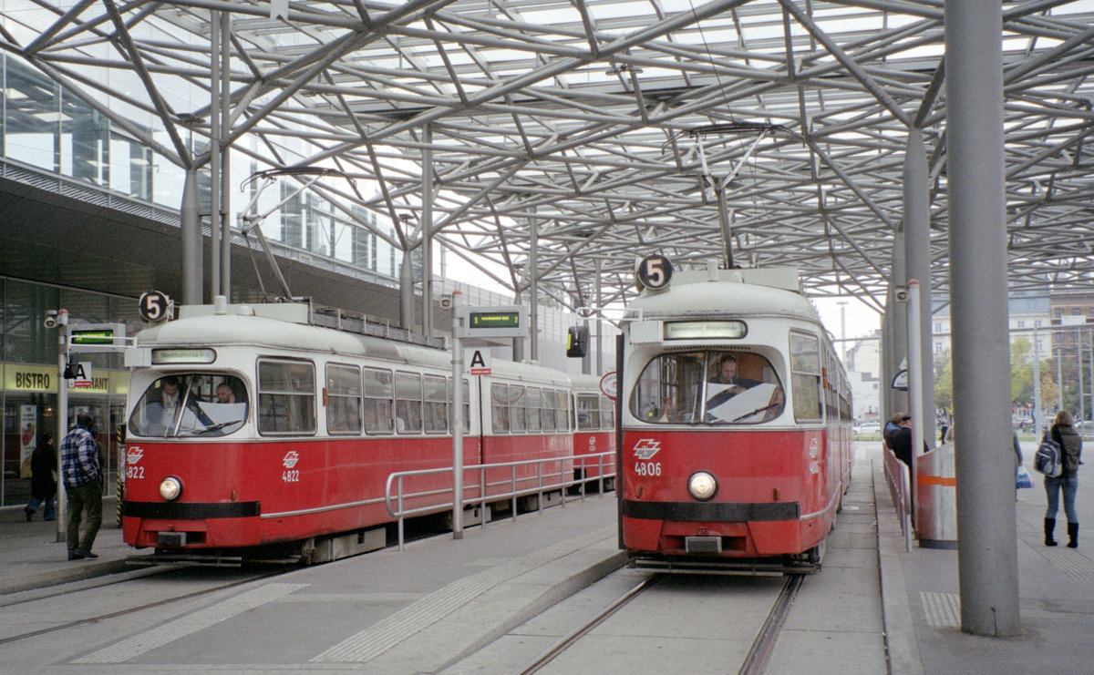 Wien Wiener Linien SL 5 (E1 4822 / E1 4806) II, Leopoldstadt, Praterstern am 19. Oktober 2010. - Scan eines Farbnegativs. Film: Fuji S-200. Kamera: Leica C2.