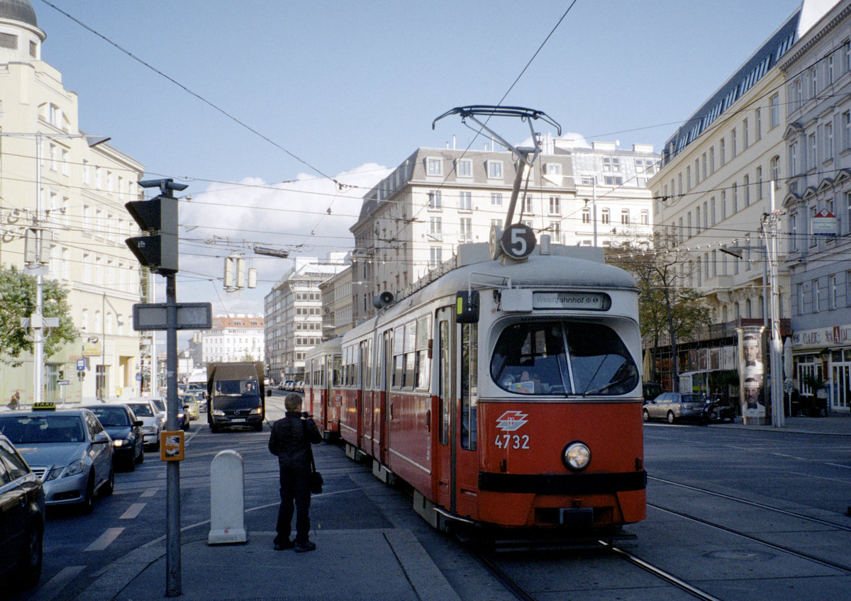 Wien Wiener Linien SL 5 (E1 4732 + c3 1228) IX, Alsergrund, Alserbachstraße / Porzellangasse / Julius-Tandler-Platz am 21. Oktober 2010. - Der junge Straßenbahnfotograf im Vordergrund ist mein damals 12jähriger Sohn Stefan, der schon zu der Zeit ein erfahrener Bahnfotograf war. - Scan eines Farbnegativs. Film: Kodak Advantix 200-2. Kamera: Leica C2.