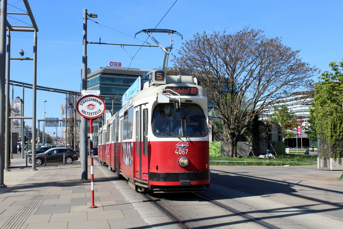 Wien Wiener Linien SL 5 (E2 4067) II, Leopoldstadt, Praterstern am 20. April 2018.