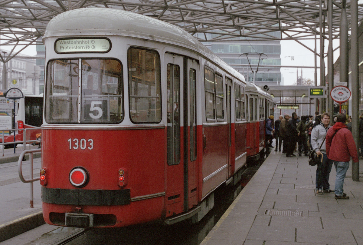 Wien Wiener Linien SL 5 (c4 1303 + E1 4742) II, Leopoldstadt, Praterstern im Oktober 2016. - Scan eines Farbnegativs. Film: Fuji S-400. Kamera: Konica FS-1.