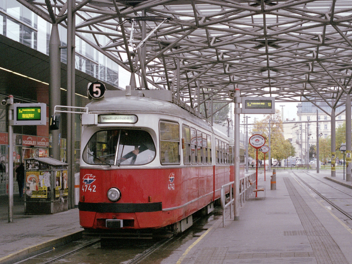 Wien Wiener Linien SL 5 (E1 4742 + c4 1303) II, Leopoldstadt, Praterstern im Oktober 2016. - Scan eines Farbnegativs. Film: Fuji S-400. Kamera: Konica FS-1.