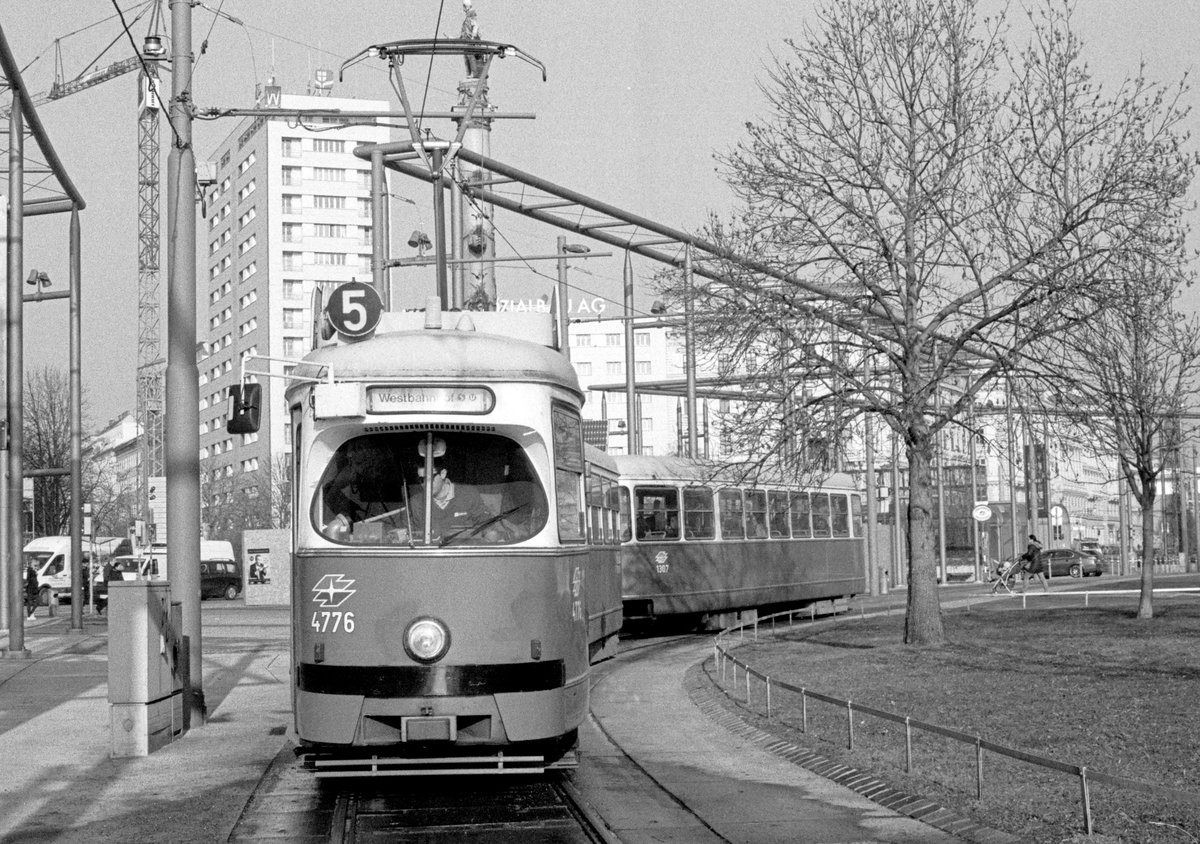 Wien Wiener Linien SL 5 (E1 4776 + c4 1307) II, Leopoldstadt, Praterstern im Februar 2017. - Scan eines S/W-Negativs. Film: Ilford HP5 Plus. Kamera: Konica FS-1.
