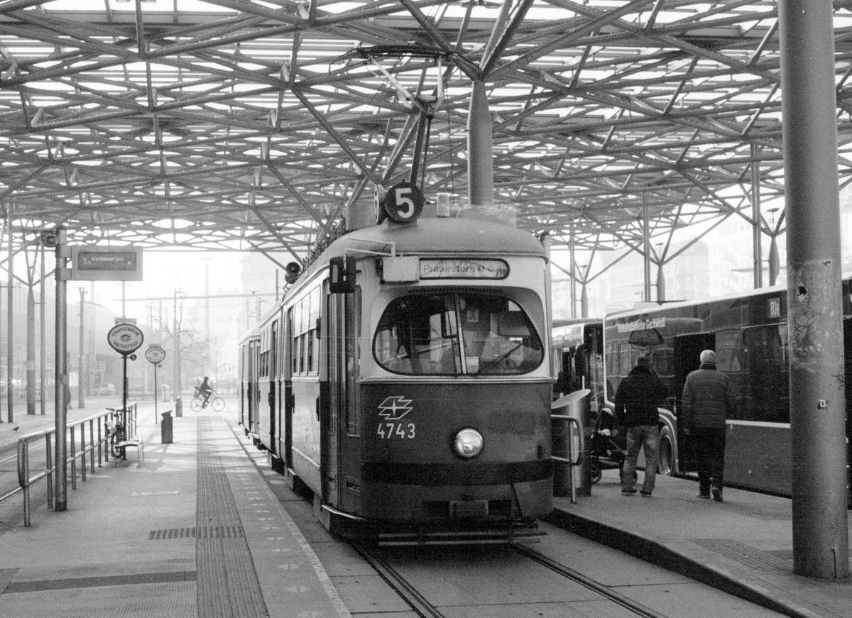 Wien Wiener Linien SL 5 (E1 4743) II, Leopoldstadt, Praterstern im Februar 2017. - Scan eines S/W-Negativs. Film: Ilford HP5 Plus. Kamera: Konica FS-1.