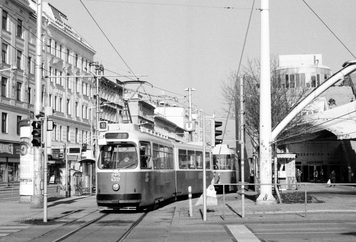 Wien Wiener Linien SL 5 (E2 4317) XV, Rudolfsheim-Fünfhaus / VII, Neubau, Neubaugürtel / Hütteldorfer Straße / Urban-Loritz-Platz im Februar 2017. - Scan eines S/W-Negativs. Film: Ilford HP5 Plus. Kamera: Konica FS-1.