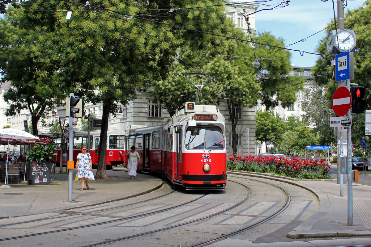 Wien Wiener Linien SL 5 (E2 4078 (SGP 1987) + c5 1461 (Bombardier-Rotax 1986)) VIII, Josefstadt, Albertgasse / Josefstädter Straße / Josef-Matthias-Hauer-Platz (Hst. Albertgasse) am 30. Juli 2018.