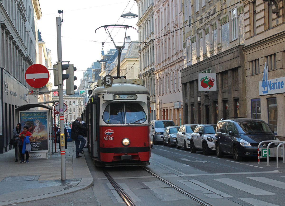 Wien Wiener Linien SL 5 (E1 4538 + c4 1337) VII, Neubau, Kaiserstraße / Stollgasse (Hst. Stollgasse) am 16. Oktober 2018. Hersteller der Wagen: Bombardier-Rotax, vormals Lohner-Werke. Baujahre: 1974 (der Tw E1 4538) und 1975 (der Bw c4 1337). 