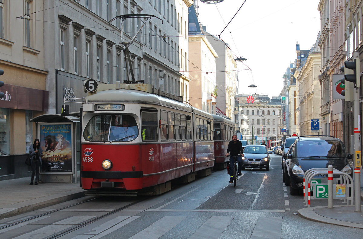 Wien Wiener Linien SL 5 (E1 4538 (Bombardier-Rotax 1974) + c4 1337 (Bombardier-Rotax 1975)) VII, Neubau, Kaiserstraße / Stollgasse (Hst. Stollgasse) am 16. Oktober 2018.