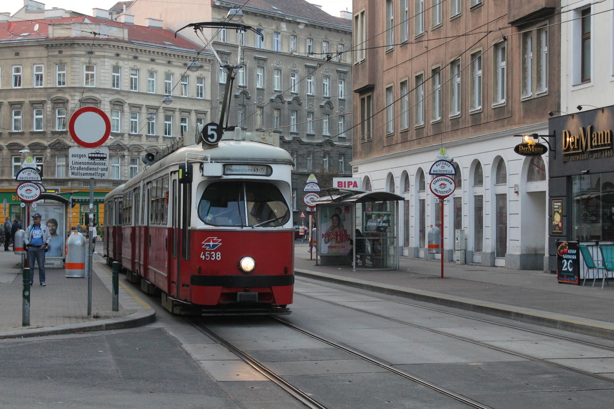 Wien Wiener Linien SL 5 (E1 4538 + c4 1337) XX, Brigittenau, Rauscherstraße / Bäuerlegasse (Hst. Rauscherstraße) am 18. Oktober 2018. - Hersteller der beiden Wagen: Bombardier-Rotax, vormals Lohnerwerke, in Wien-Floridsdorf. Baujahre: 1974 (E1 4538) und 1975 (c4 1337).