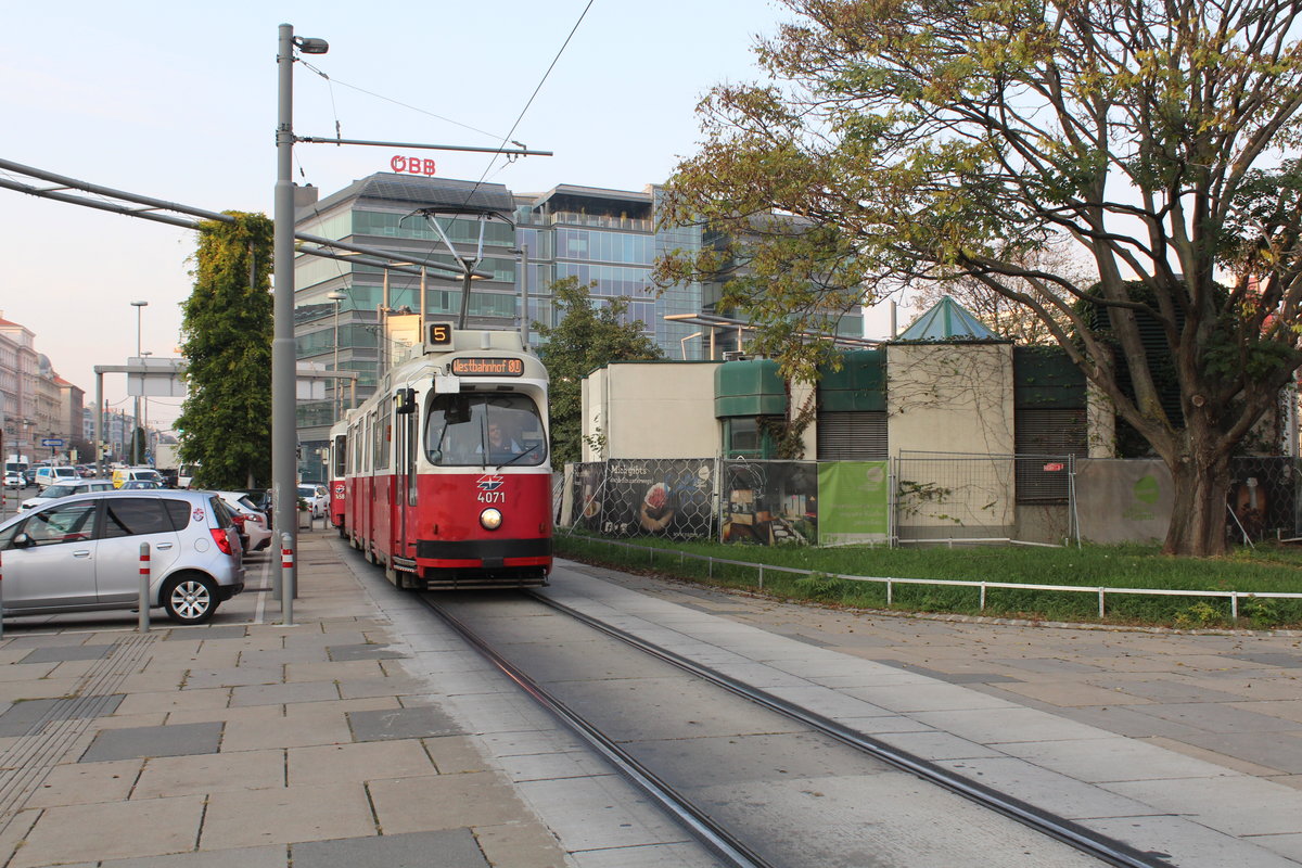 Wien Wiener Linien SL 5 (E2 4071 (SGP 1987) + c5 1458 (Bombardier-Rotax 1985)) II, Leopoldstadt, Praterstern am 18. Oktober 2018.