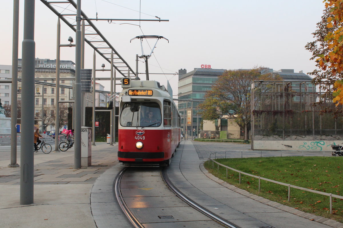 Wien Wiener Linien SL 5 (E2 4049 (SGP 1985)) II, Leopoldstadt, Praterstern am 19. Oktober 2018.