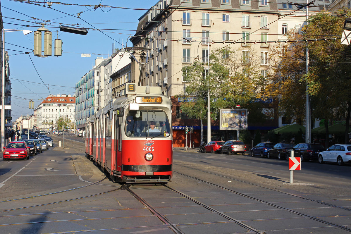 Wien Wiener Linien SL 5 (E2 4066 (SGP 1987)) IX, Alsergrund, Alserbachstraße / Porzellangasse / Julius-Tandler-Platz / Franz-Josefs-Bahnhof am 14. Oktober 2018.