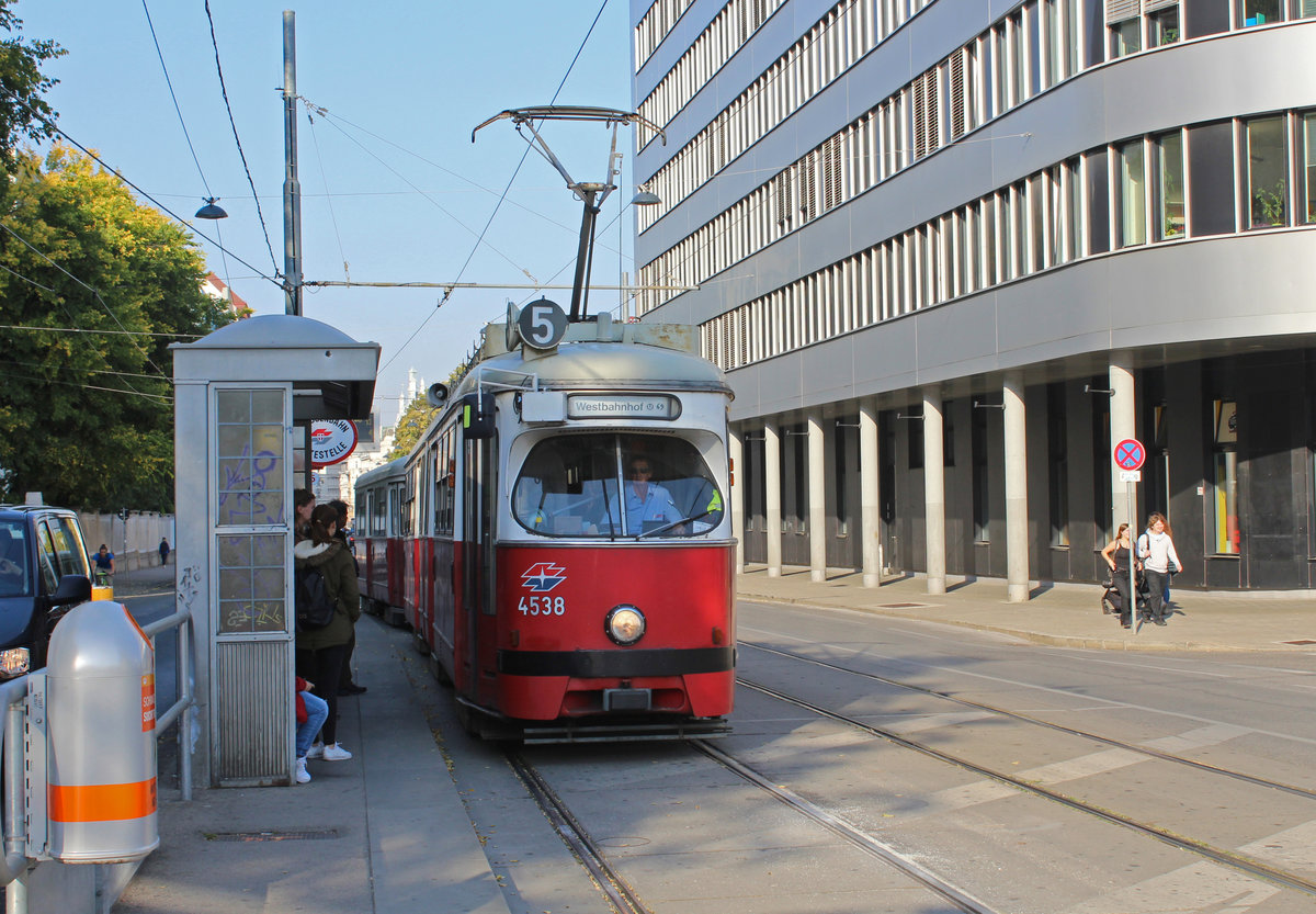 Wien Wiener Linien SL 5 (E1 4538 + c4 1337) IX, Alsergrund, Spitalgasse / Lazarettgasse / Sensengasse (Hst. Lazarettgasse) am 16. Oktober 2018. - Hersteller der Wagen: Bombardier-Rotax, vormals Lohnerwerke, in Wien-Floridsdorf. Baujahre: 1974 (E1 4538) und 1975 (c4 1337).