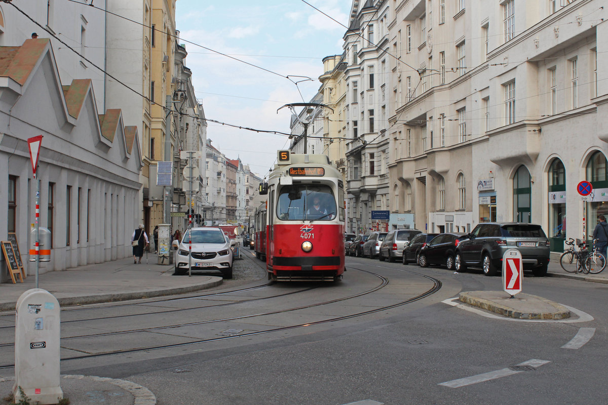 Wien Wiener Linien SL 5 (E2 4071 (SGP 1987) + c4 1458 (Bombardier-Rotax 1985)) VIII, Josefstadt, Lange Gasse / Laudongasse am 17. Oktober 2018. 