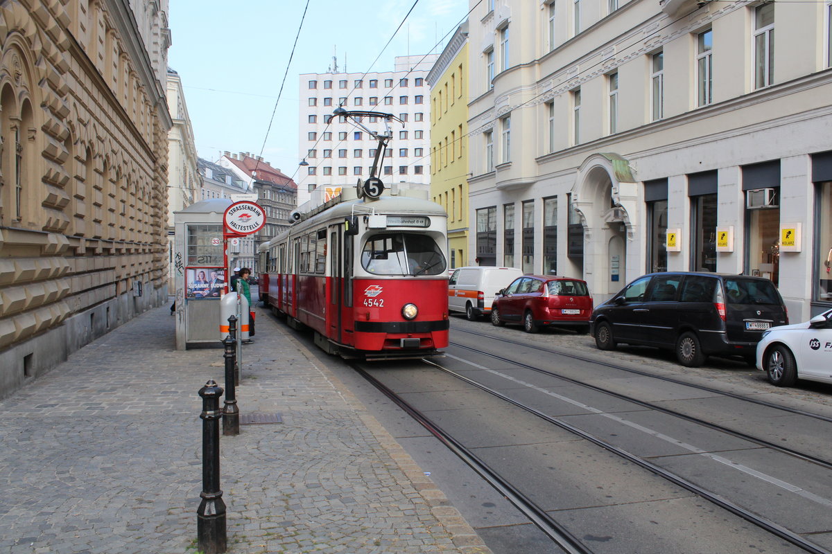 Wien Wiener Linien SL 5 (E1 4542 + c4 1339 (beide Wagen: Bombardier-Rotax 1975)) VIII, Josefstadt, Skodagasse (Hst. Florianigasse) am 17. Oktober 2018.