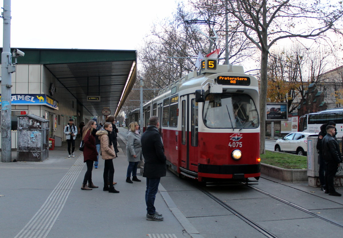 Wien Wiener Linien SL 5 (E2 4075 + c5 1475) VII, Neubau, Neubaugürtel / Westbahnhof am 30. November 2019.