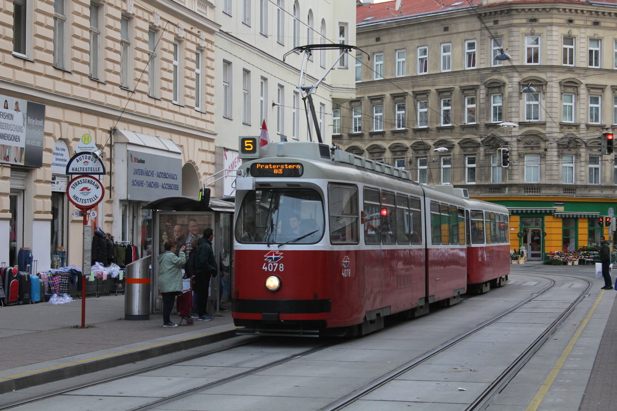 Wien Wiener Linien SL 5 (E2 4078 (SGP 1987) + c5 1463 (Bombardier-Rotax 1985)) XX, Brigittenau, Rauscherstraße / Bäuerlegasse (Hst. Rauscherstraße) am 30. November 2019.