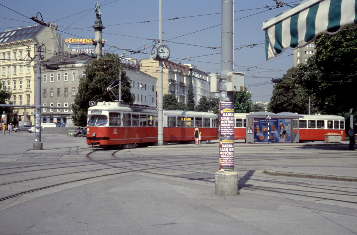 Wien Wiener Linien SL 5 (E1 4757 (SGP 1971)) II, Leopoldstadt, Praterstern im Juli 2005. - Scan eines Diapositivs. Film: Kodak Ektachrome ED-3. Kamera: Leica CL.