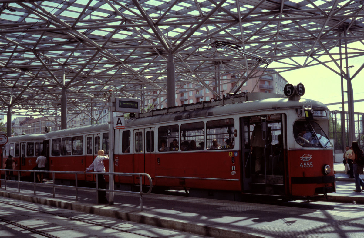 Wien Wiener Linien SL 5 (E1 4555 (Bombardier-Rotax, vorm. Lohnerwerke, 1976)) II, Leopoldstadt, Praterstern am 4. August 2010. - Scan eines Diapositivs. Film: Kodak Ektachrome ED3. Kamera: Leica CL.