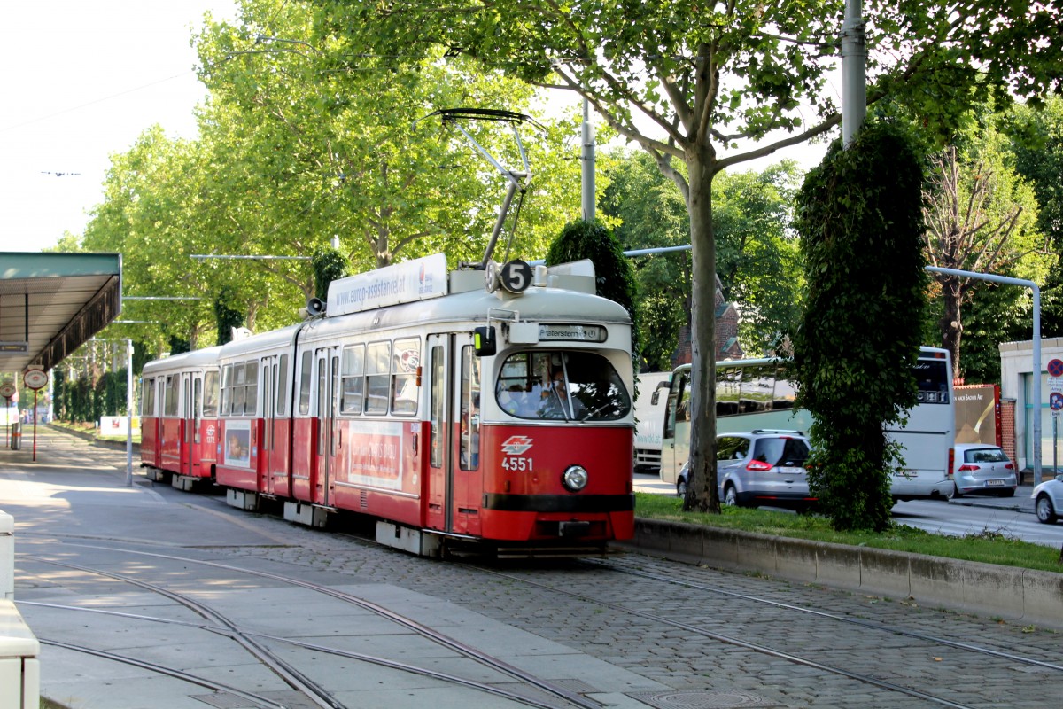 Wien Wiener Linien SL 5 (E1 4551) Neubaugürtel / Westbahnhof am 8. Juli 2014. 